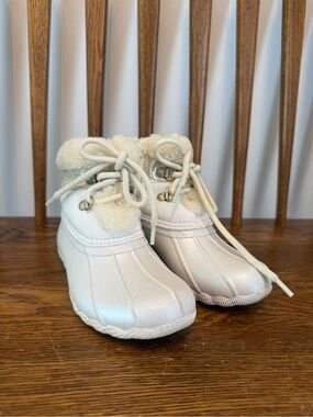 Girls Pearl White Faux Fur Duck Boots - Size 9M